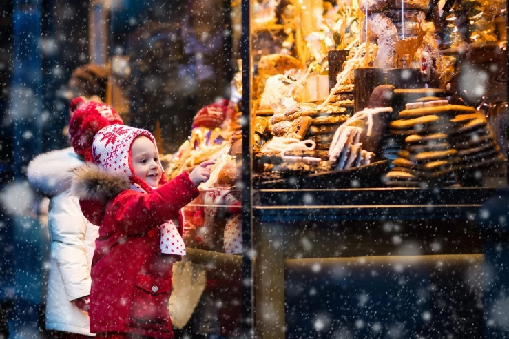 Kind am Weihnachtsmarkt