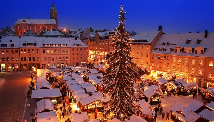 Verschneiter Weihnachtsmarkt