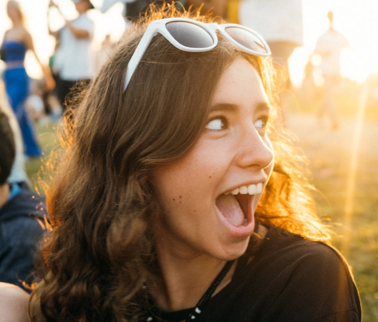 Glückliche Frau an Event