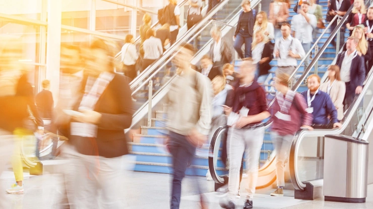 Besucher strömen zur Messe