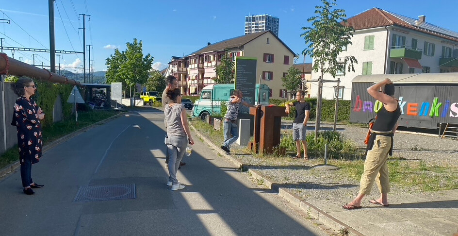 Vorstandsmeeting des Gleis21 zur Gartenbepflanzung, natürlich Corona-konform